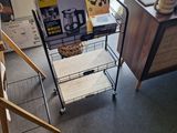 un petit chariot sur lequel sont posés tout un tas d'objets