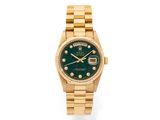 une montre Rolex avec un cadran vert et un bracelet en or