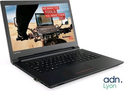 Ordinateur portable Lenovo avec l'image d'une moto à l'écran