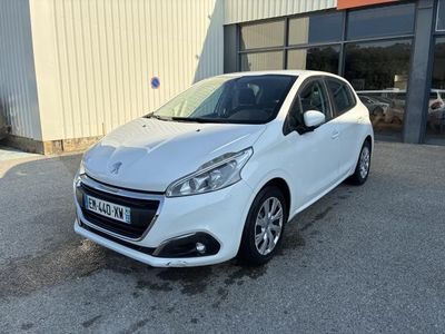 une voiture blanche garée devant un bâtiment