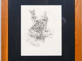 un dessin en noir et blanc représentant une fleur, dans un cadre en bois