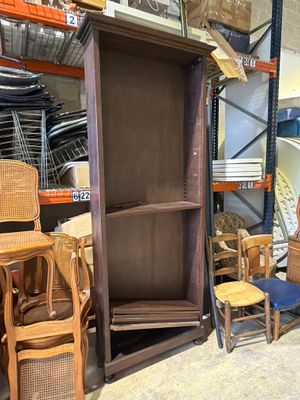 de nombreuses chaises et tables dans une grande pièce