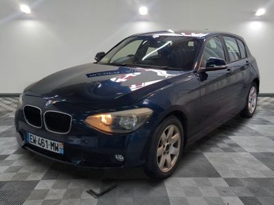 une photo d'une BMW bleue garée dans un garage