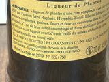 une bouteille de vin posée sur une table, avec une étiquette dessus