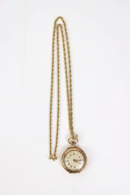 une montre de poche plaquée or avec une chaîne, sur fond blanc