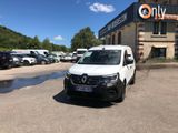 une camionnette blanche garée devant un bâtiment