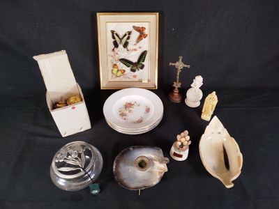 une photo montrant une collection d'objets anciens posés sur une table