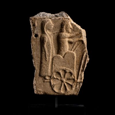 *FRAGMENT DE BAS-RELIEF En terre-cuite endurcie (?) ou calca…