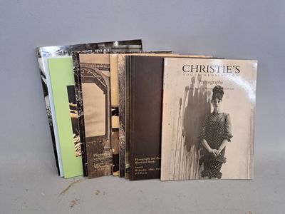 plusieurs livres sont empilés sur une table