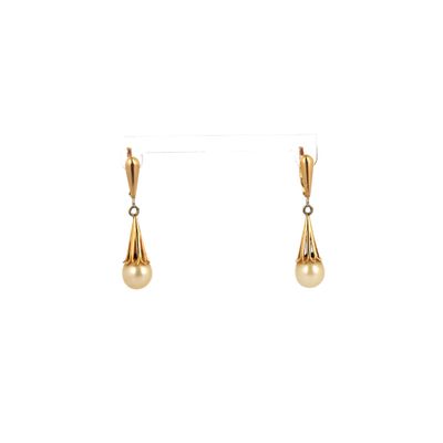 une paire de boucles d'oreilles en or ornées de perles sur fond blanc
