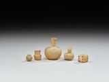 une image représentant un ensemble de vases posés sur une table
