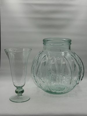 un vase en verre et un verre posés sur une table