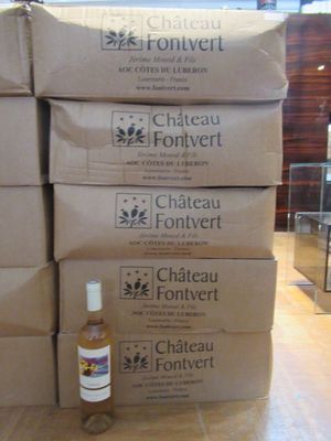 Des cartons de vin sont empilés les uns sur les autres dans un magasin
