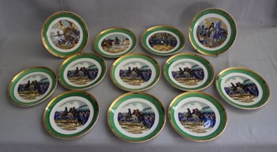 un tas d'assiettes posées sur une table