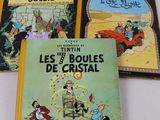 trois livres pour enfants posés sur une table blanche