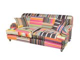 une photo d'un canapé multicolore avec des coussins dessus