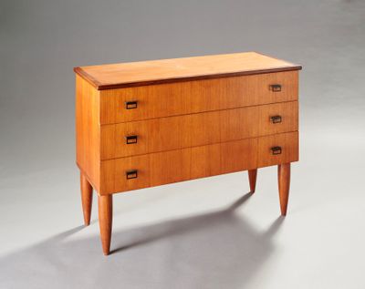 une image représentant une commode en bois sur fond gris
