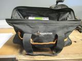 un sac posé sur une table en bois