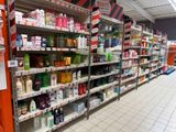 beaucoup de produits dans les rayons du magasin