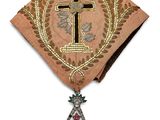 une image représentant une croix sur un tissu orné d'une croix