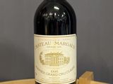 une bouteille de vin posée sur une table en bois