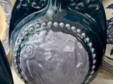 deux vases bleus posés l'un à côté de l'autre sur une table