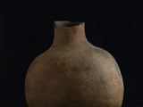 un vieux vase sur fond noir, avec un fond noir