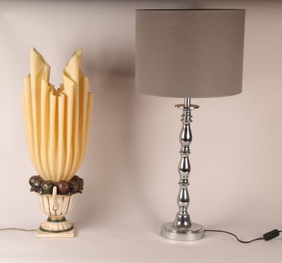 une lampe posée à côté d'un vase contenant une fleur