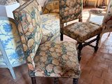 quatre chaises qui sont assises ensemble dans une pièce