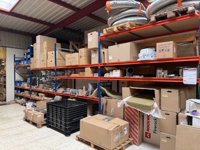 de nombreux cartons et boîtes sur les étagères de l'entrepôt