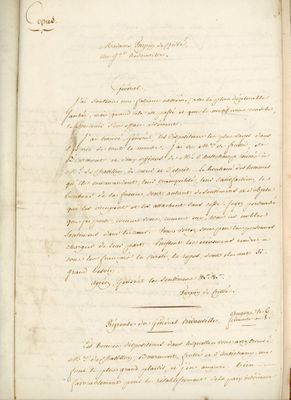 un vieux livre sur lequel sont griffonnées des notes, posé sur une table en bois