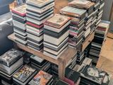 une grande pile de livres posée sur une table dans un salon