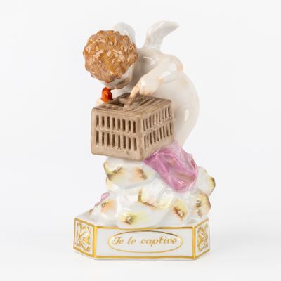 une figurine représentant un ange surmontée d'un panier