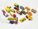beaucoup de petits camions jouets posés sur une surface blanche