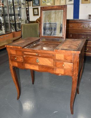 Coiffeuse en bois de placage. Style Louis XV (Accidents et r…