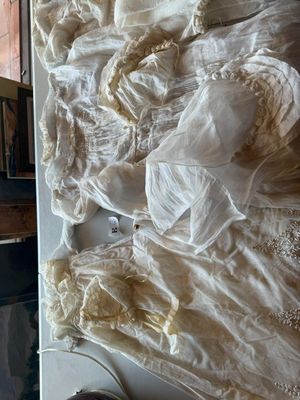 deux photos d'une cuisine avec une cuisinière et un évier