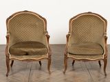 paire de fauteuils de style Louis XV avec coussins rembourrés