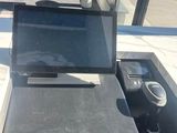 un ordinateur portable posé sur un bureau noir