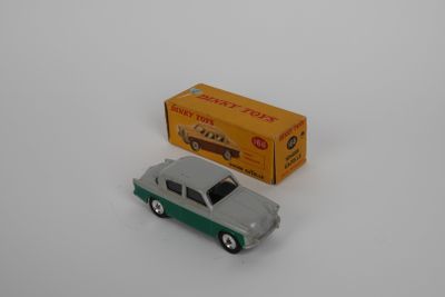 une voiture jouet posée à côté d'une boîte