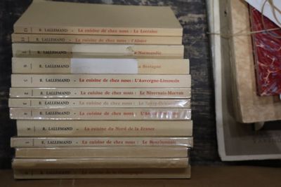 plusieurs livres empilés sur une table