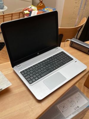 un ordinateur portable posé sur un bureau en bois