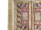 un livre ouvert sur lequel figurent des caractères arabes