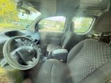 une photo d'une voiture avec un volant à l'intérieur