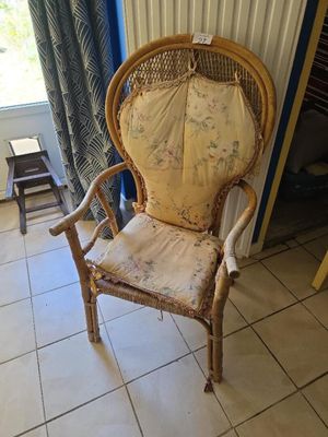 une chaise qui se trouve dans le coin d'une pièce
