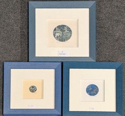 trois œuvres d'art encadrées, bleues et blanches, sur un fond gris