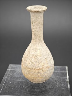 une image représentant un vase en pierre posé sur un socle