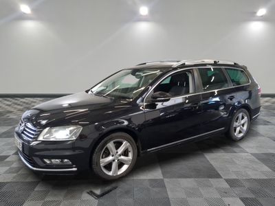 La Volkswagen Passat break est garée dans une grande pièce