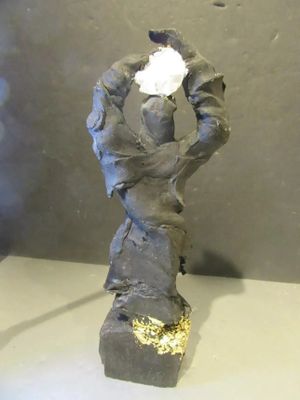 une statue représentant un homme tenant une fleur à la main