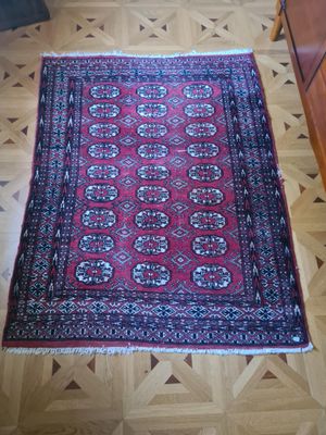 un tapis sur le sol d'un salon
