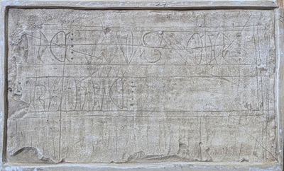 une photo d'une plaque en pierre sur laquelle figurent des inscriptions